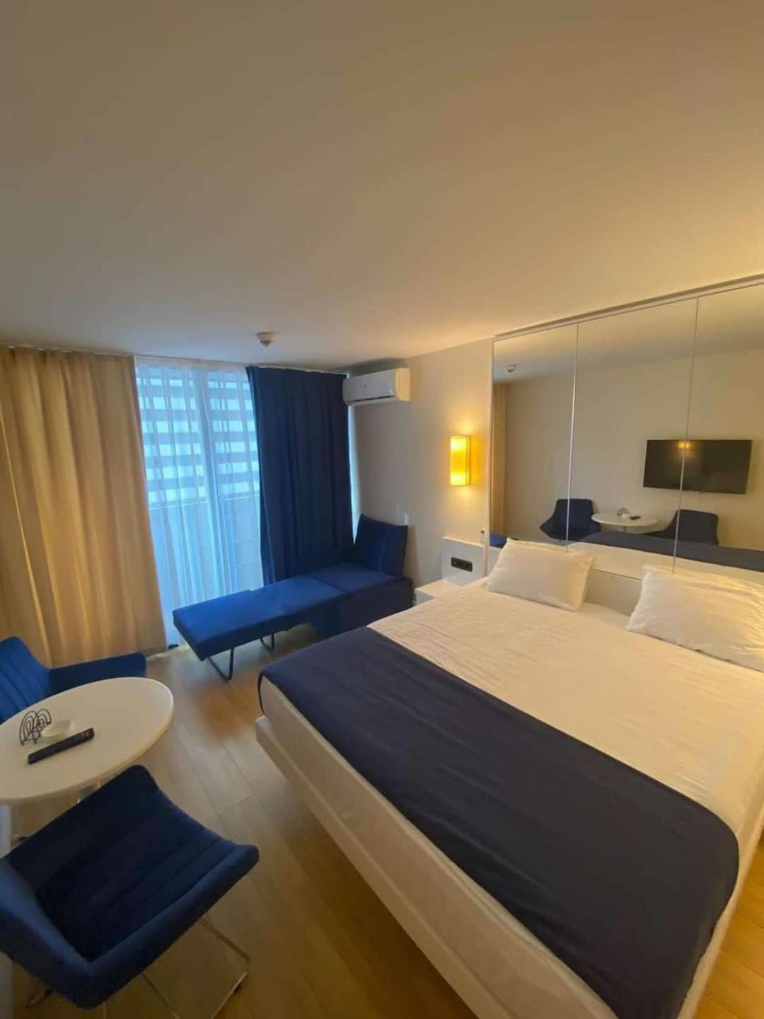Lux Apart Hotel 555 Batumi Exterior photo